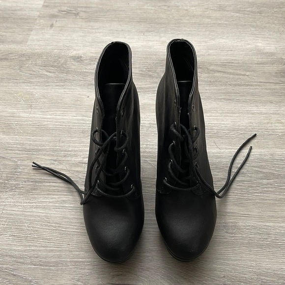 Black ankle boots. Candie’s size 7 1/2. - Picture 3 of 9